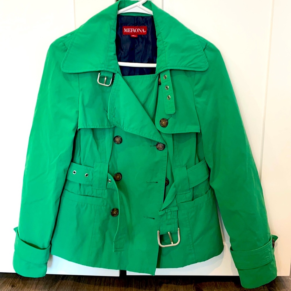 Like new- EUC Beautiful Kelly green belted short trench jacket with lining